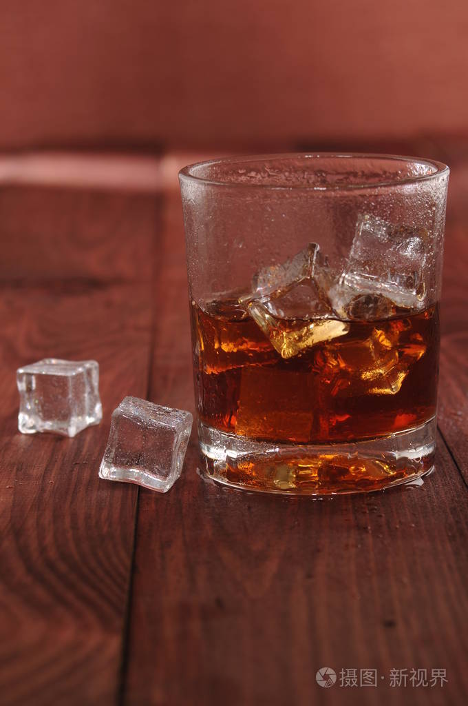 加冰的威士忌