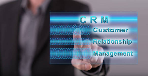 触摸触摸屏上的 crm 概念的人