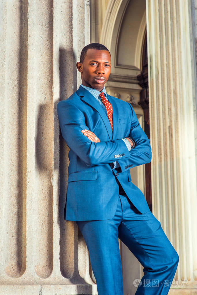 在纽约的年轻非洲裔美国商人的肖像