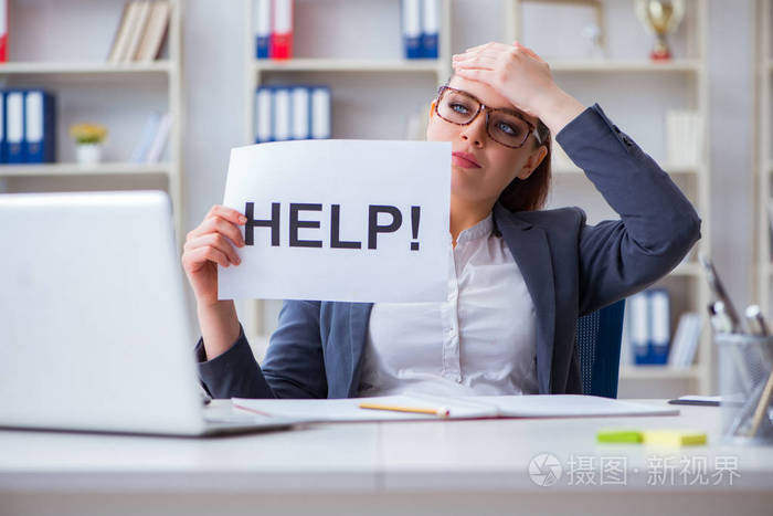 请求帮助在办公室的女商人