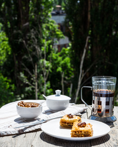 件的甜果仁蜜饼上板，绿色花园背景