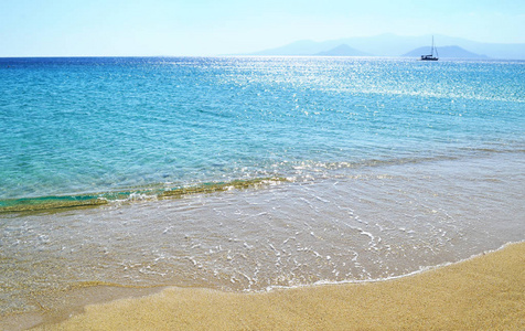 在纳克索斯岛基克拉泽斯希腊的 Orkos 海滩