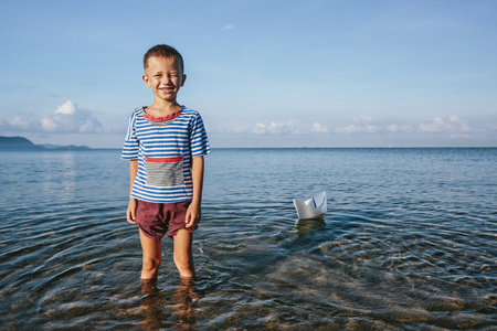 一套六圆框架与滑稽的粉红色猪手绘可爱的滑稽海盗火烈鸟在手帕与眼罩
