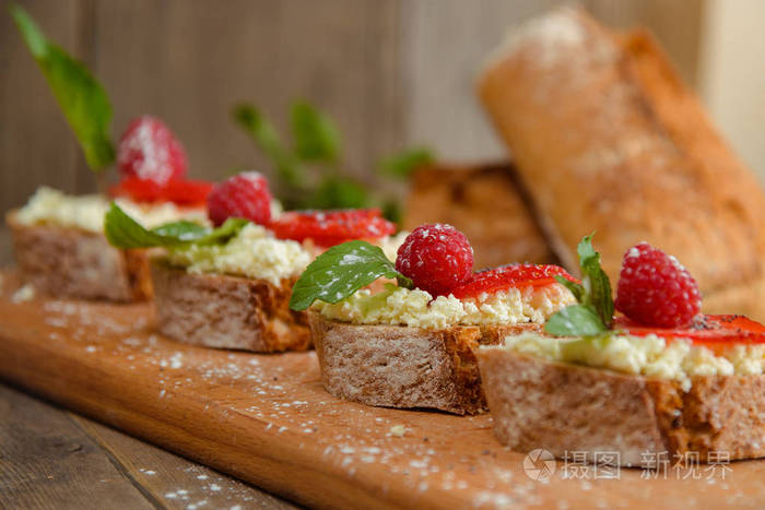 水果与覆盆子和干酪上木博 brusquest