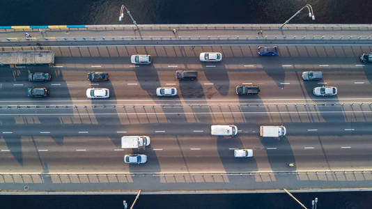 空中顶视图的桥梁道路汽车交通的车多，交通概念