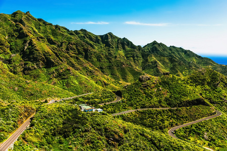 绿山或岩谷与曲折的道路图片