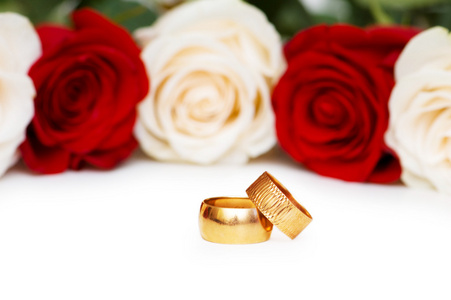 玫瑰和孤立的结婚戒指