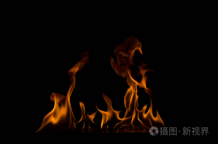 黑色背景上的火火焰