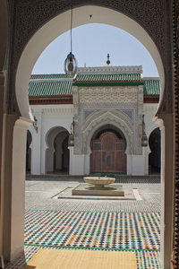 在非斯清真寺庭院的视图
