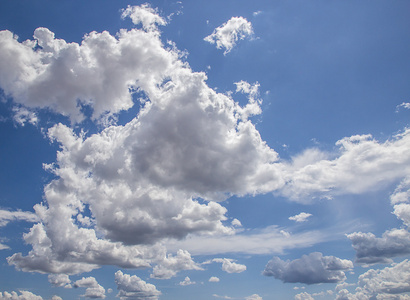 云层和蓝蓝的天空背景