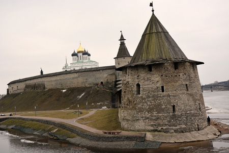 石塔和普斯科夫克里姆林宫堡垒墙