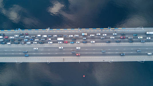 空中顶视图的桥梁道路汽车交通的车多，交通概念