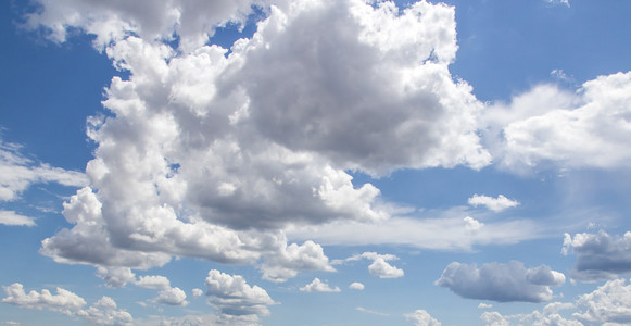 云层和蓝蓝的天空背景