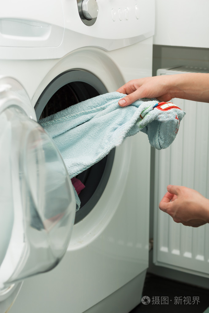 洗衣服的漂亮女孩