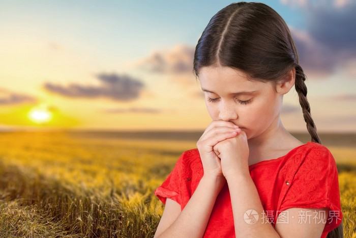 小孩子祷告的图片图片