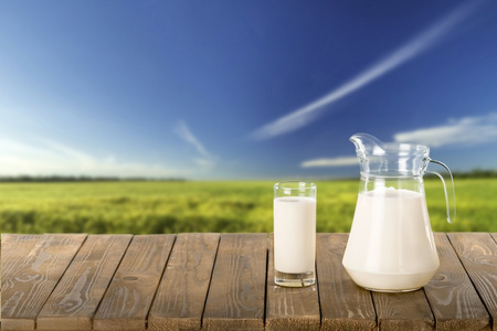 牛奶, 弹簧, 草照片