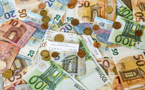储蓄现金钱概念欧元纸币所有大小和分硬币上桌条例草案薪酬存储文本总和保存