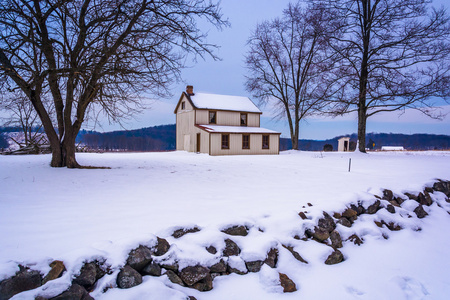 冰雪覆盖的田地里葛底斯堡，宾夕法尼亚州的小房子