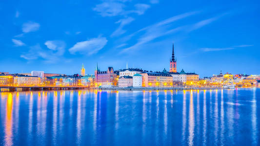 晚上在瑞典的斯德哥尔摩城市景观的全景视图