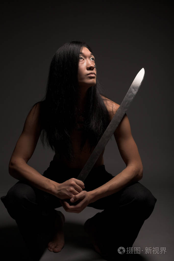 亚洲男子用武士刀