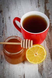 新鲜的柠檬蜂蜜与杯茶，健康营养