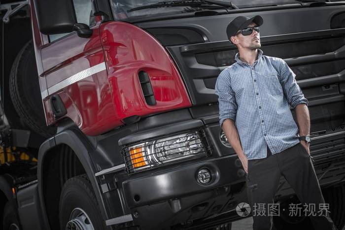 半卡车白种人司机