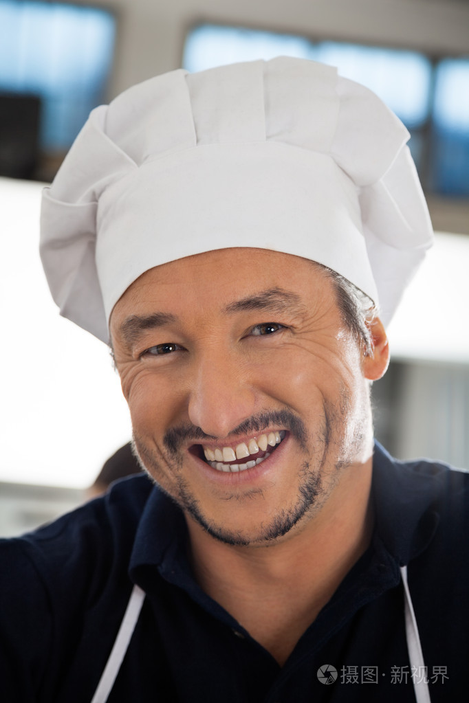特写肖像的开朗男厨师