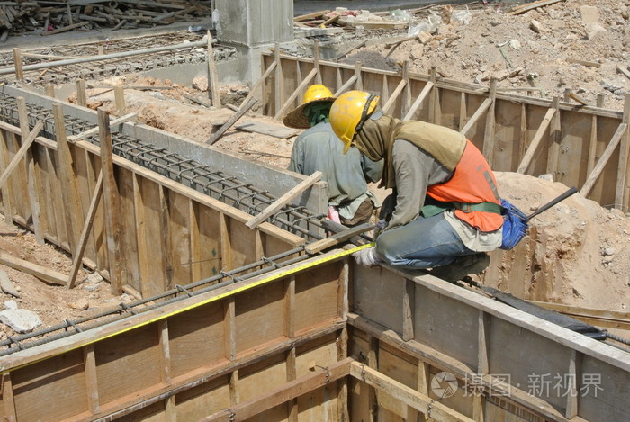 两名建筑工人安装地梁模板