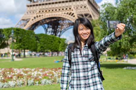 年轻吸引亚洲游客在巴黎以自拍照照片