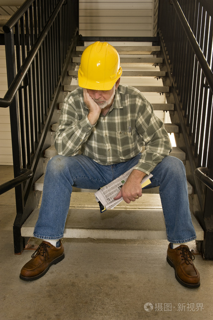 建筑工人失去工作