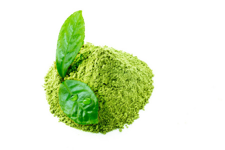 湿粉绿色抹茶粉的湿绿叶上白色孤立照片