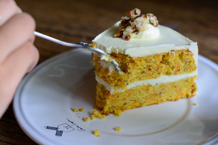 胡萝卜蛋糕与核桃照片