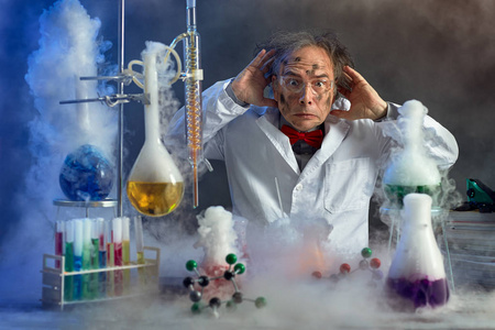 受到惊吓的小鸟受到惊吓的科学家前面的爆炸的实验照片