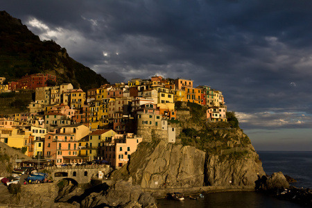 在日落时的 Manarola 视图