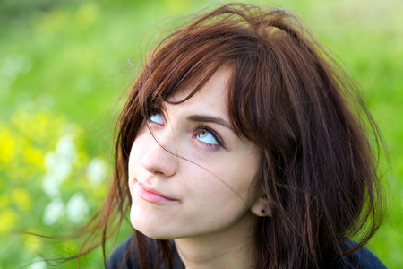 一个美丽的年轻女孩可爱的绿眼睛的肖像