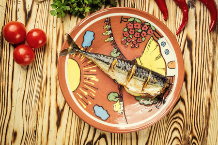 马鲛鱼焗盘，大蒜，柠檬烤鱼 整个烤鲭鱼或调制鱼与柠檬 健康焗的鲭鱼，烤鱼
