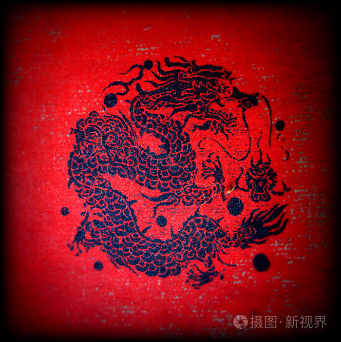 红色背景上的黑色龙