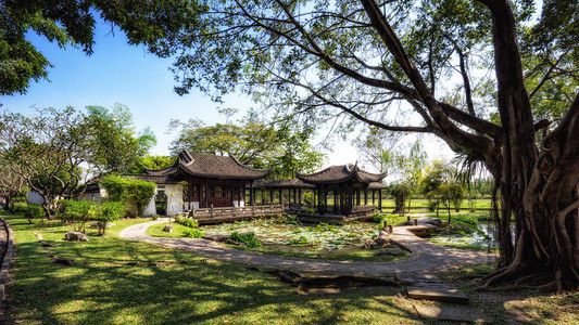 中国古典园林亭台楼阁与池塘图片