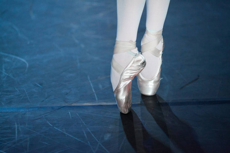 奇观，跳舞，设备概念。两个小审美的脚在美丽的粉红色备脚尖鞋的芭蕾舞演员，在舞台的划伤地板上跳舞