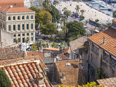 法国戛纳，在 2015 年 3 月 12 日。在顶视图的旧城房屋的屋顶上