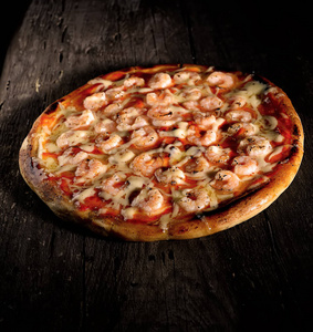 虾比萨美味的比萨虾仁照片