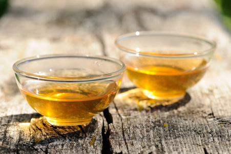 个 两个透明杯红茶对旧木板在明亮 相似素材图片
