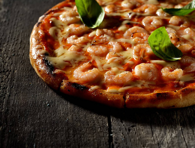 虾比萨美味的比萨虾仁照片