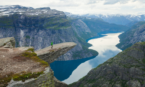 徒步旅行的地方   trolltunga，巨魔的舌头，岩石 skjegedall，与旅游和湖 ringedalsvatnet