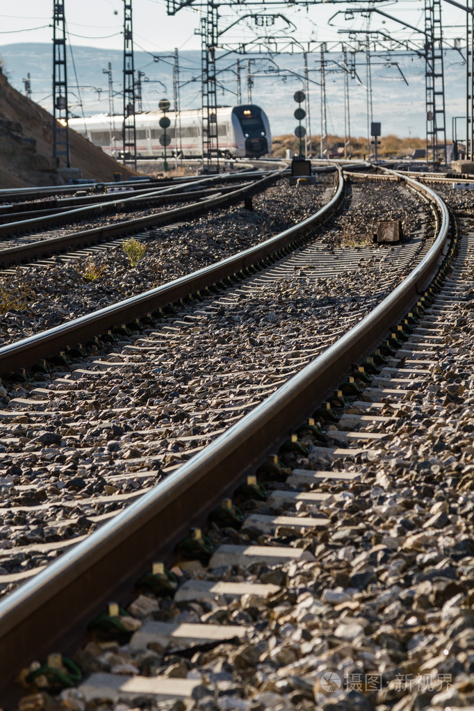 他们靠近火车在铁轨上的城市站照片-正版商用图片0buatn-摄图新视界