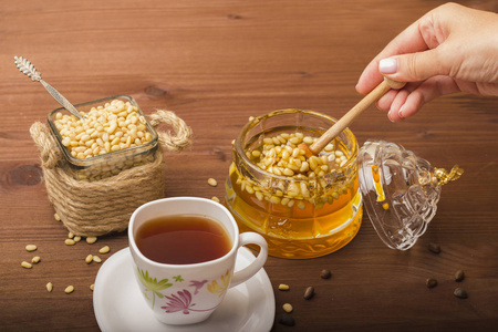 美味的蜂蜜和松子茶一杯。甜点