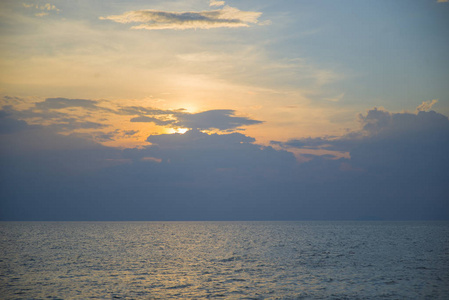 泰国海湾令人惊叹的美丽日落