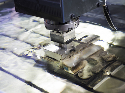 电火花加工操作员使用 edm 电极进行精密模具和死其实超钻井工艺钢包