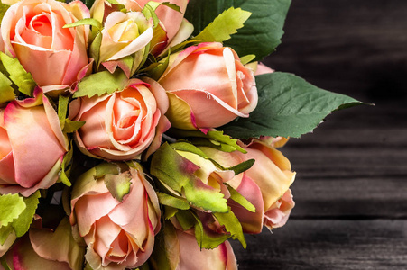 玫瑰花束作为母亲天, 背景与花在木桌上