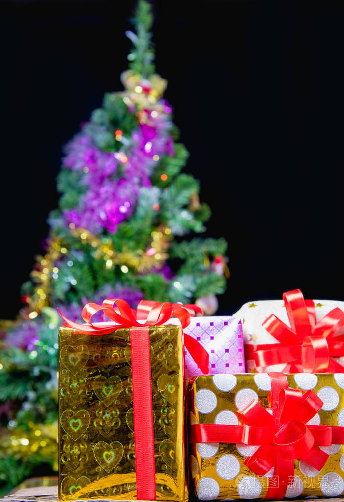 礼品盒和圣诞树